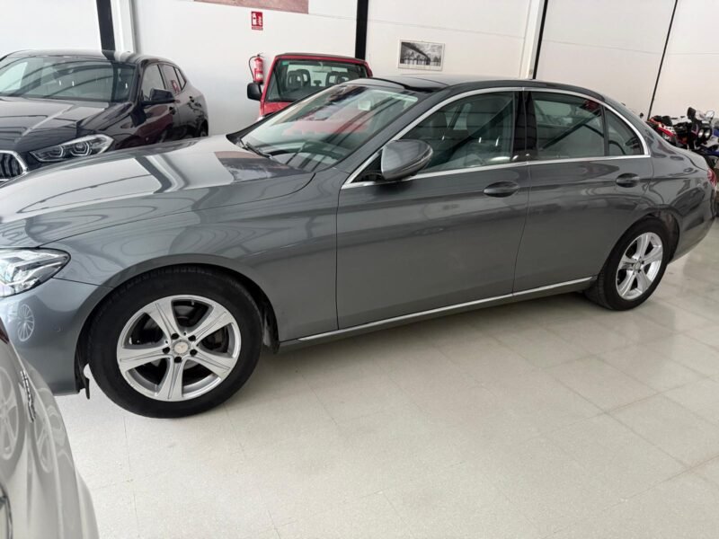 MERCEDES-BENZ CLASE E 220 d 4MATIC 4p.