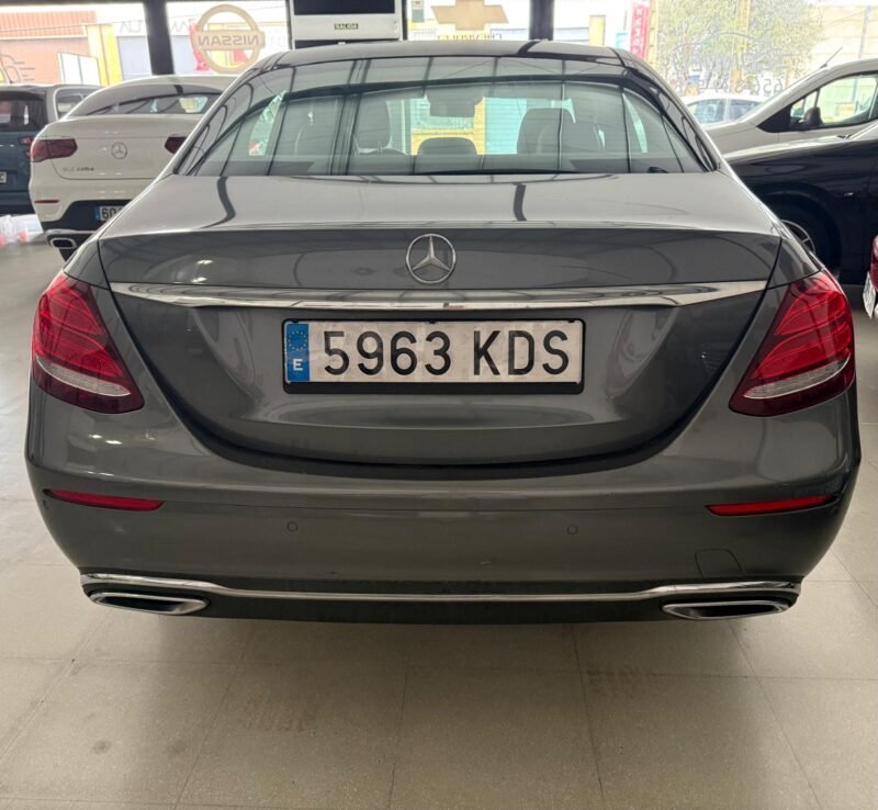 MERCEDES-BENZ CLASE E 220 d 4MATIC 4p.