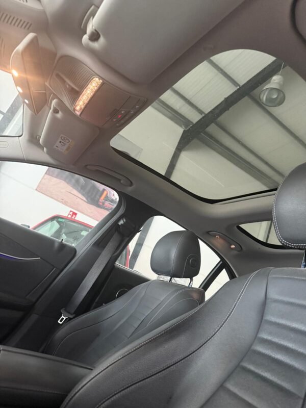 MERCEDES-BENZ CLASE E 220 d 4MATIC 4p.