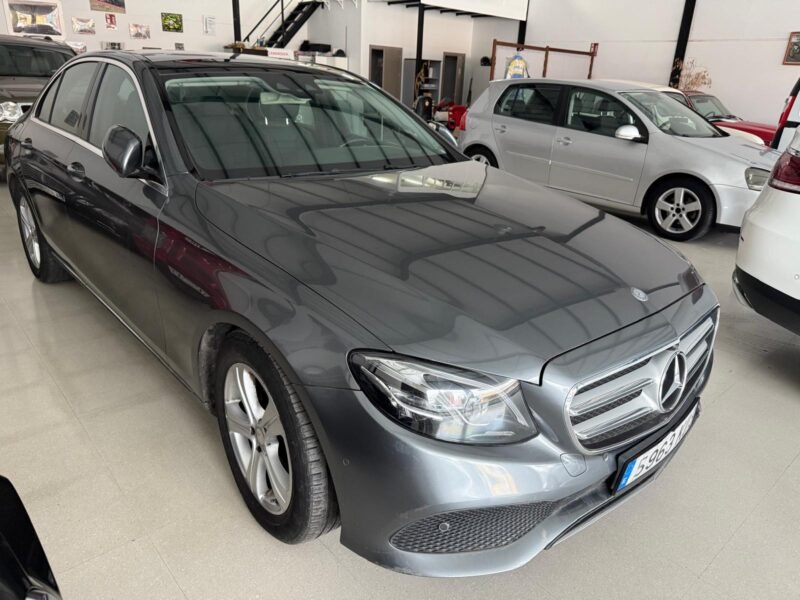 MERCEDES-BENZ CLASE E 220 d 4MATIC 4p.